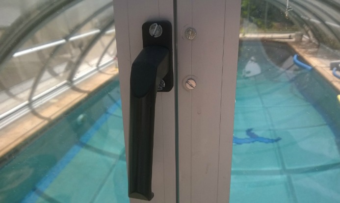 A swimming pool enclosure with a complete door locking machanism