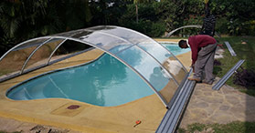 How to hire the best pool and spa enclosure contractor