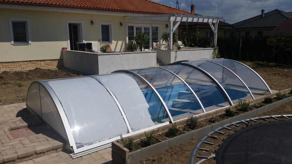 A fully closed swimming pool enclosure