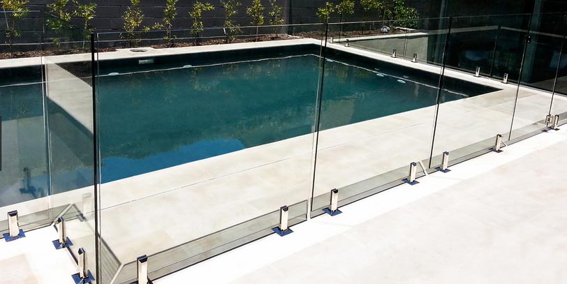 Glass swimming pool fence