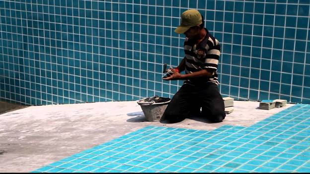 Installing swimming pool tiles