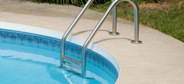 Clean swimming pool deck