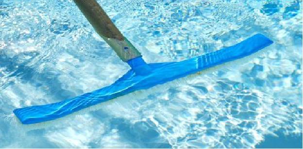 Cleaning swimming pool liner