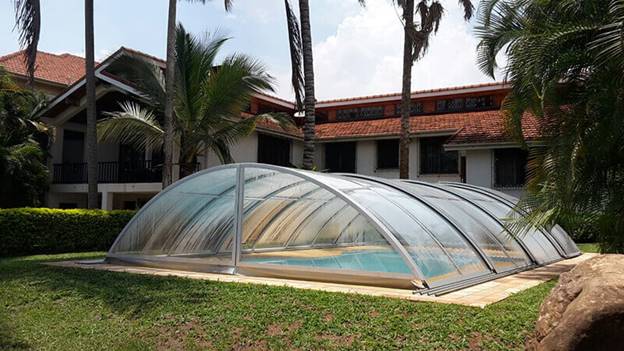 Retractable swimming pool enclosure
