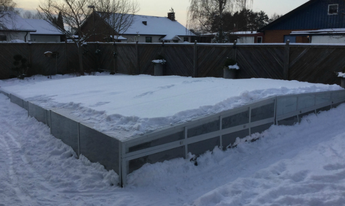 Telescopic pool enclosure in snow weather
