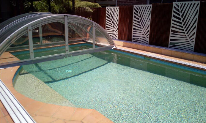 Polycarbonate swimming pool enclosure