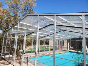 Side of a pool enclosure type G High Profile
